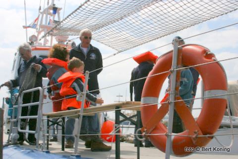 De vrijwillige bemanning van het Reddingmuseum genoten ook deze éérste maal vanaf Texel. 'Tot volgend jaar' klonk het bij het verlaten van de haven met deze historische boot uit 1967