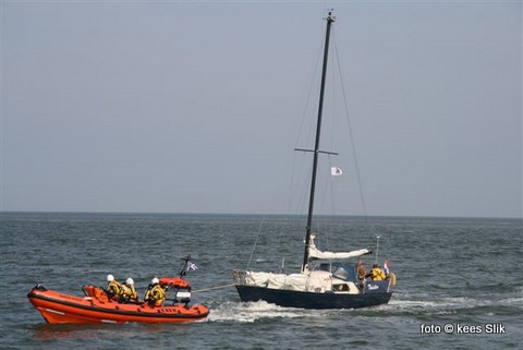 Zondagmiddag kwam de Francine Kroesen de Twister te hulp even buiten Oudeschild. Het jacht met twee opvarenden was aan de grond gelopen en werd door de reddingboot veilig naar de Waddenhaven gesleept.