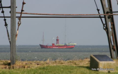 Sinds woensdagmiddag ligt op Texelstroom voor de IJzeren Kaap het lichtschip Radio Waddenzee afgemeerd. Greenpeace huurt ( met het spandoek erop: zeereservaten nu)  het van 25 juni tot 31 juli.  Vanuit de haven van Oudeschild kan men in deze periode het schip en zijn doelstellingen bezoeken met een pendeldienst.   