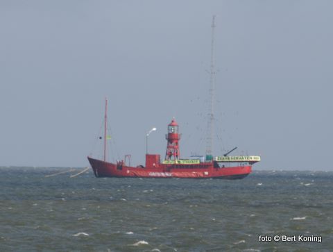 Woensdag werd het schip vanaf Griend versleept naar Texel door de Anita uit Harlingen. Normaal zendt Radio Waddenzee van hieraf uit op de middengolf:1602 AM. Tot eind juli ligt men nu afgemeerd tussen de Texelstroom 18 en 20.  Pal voor(!) de Zeeuwse mosselpercelen.