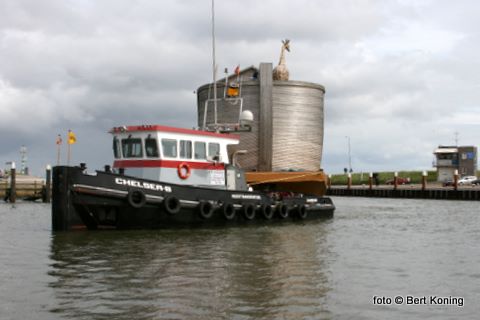 Donderdagmiddag rond 16.30 uur arriveerde het door sleepboten getrokken ponton vanuit Den Oever in Oudeschild.  