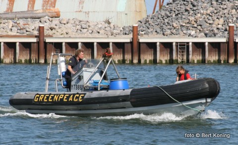 Met deze rubberboot kan men op afspraak naar het lichtschip voor de IJzeren Kaap. Op het gehuurde lichtschip van Radio Waddenzee krijgt men dan uitleg over de doelstellingen van de milieuorganisatie. Het lichtschip is op deze wijze nog tot eind juli te bezoeken.