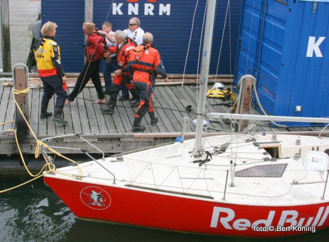 Wat zondagmiddag een gebruikelijke hulpverlening van de Francine Kroesen had moeten worden op de Waddenzee liep uit op een arrestatie van één der agressieve opvarende van het zeiljachtje Red Bull. Bij de actie was naast de KNRM zowel de RP te water als de Rijkspolitie betrokken. 
