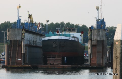 Eind vorige week werd het vrachtschip van Simon en Linda Daalder uit Oudeschild gedokt voor onderhoud bij de scheepswerf van Visser alhier. 