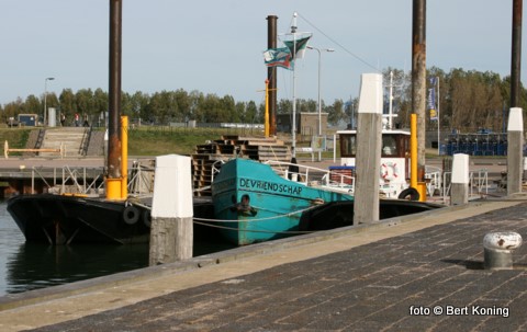 Afgelopen week keerde veerdienst van Texel met Vlielamd ook weer terug in de haven van Oudeschild. De reders Sil Boon en Janka van der Brink uit De Cocksdorp vierde dit jaar hun 25-jarig jubileum.
