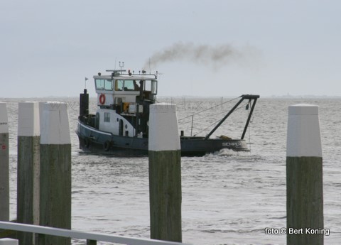 Sinds begin deze week wordt de toegangsgeul voor de haven van Oudeschild weer uitgebaggert. De sleper Semper is tijdens deze werkzaamheden bereikbaar op VHF 12.