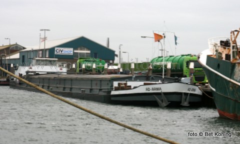 De afgelopen dagen werd het binnenvaartschip Ad-Arma gelost in de werkhaven van Oudeschild. De ruim 1500 ton drijfmest werd bij de agrarische sector over het eiland verdeeld door het bedrijf Van der Stelt B.V. uit Beverwijk.
