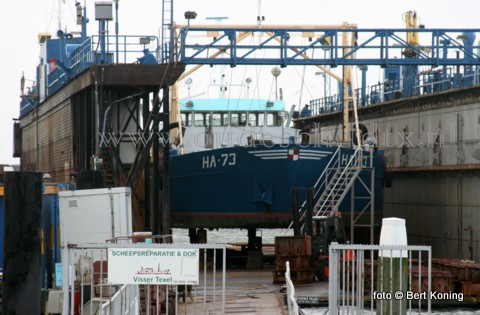 In het scheepsdok van Oudeschild staat momenteel de Harlingen 73 van Lenger Seafoods BV droog voor ispectie. De 40 meter lange schelpenvisser, welke alhier een ligplaats heeft in de haven, ondergaat een onderwaterinspectie t.b.v. een mogelijke verkoop.