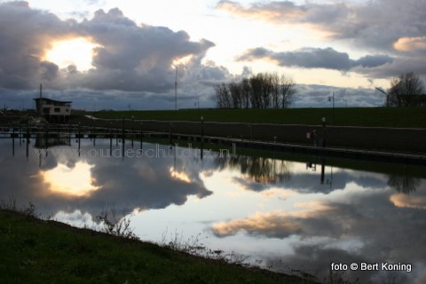 Na de Belgische herfstvakantie is het weer stil geworden op Texel. Zo ook in de Waddenhaven op Oudeschild waar de herfstluchten weerkaatsen in water.