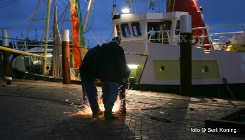 Ondanks dat het nu weer vroeg donker is wordt er gewoon doorgewerkt op de haven. Zo ook bij de eurokotter 'Bona Fide' van garnalenvisser Erik Kalf uit Oudeschild.