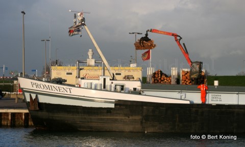 Dinsdagmorgen werd gestart met het laden van het binnenvaartschip Prominent uit Oudekerk aan de IJssel. Naar verwachting zal de ruim 1800 ton gezaagd dennenhout van Staatsbosbeer in de loop van de woensdag gereed zijn. 