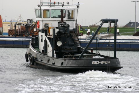 Sinds donderdagmorgen is de sleper Semper weer actief om zowel de haven van Oudeschild als de toegangsgeul weer op diepte te brengen.