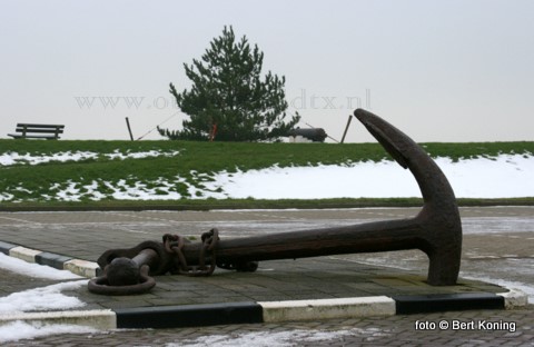 De gemeentelijke haven van Oudeschild wordt bij het kanon op de dijk ook dit jaar weer opgesierd met een sfeervolle verlichte kerstboom.  