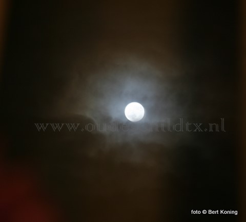 Oudejaarsavond was rond 20.30 uur de (beperkte) maansverduistering ook op Texel waarneembaar. Opmerkelik was de blauwe gloed rond de volle maan. Dit natuurverschijnsel was 15 jaar geleden op deze wijze ook zichtbaar.