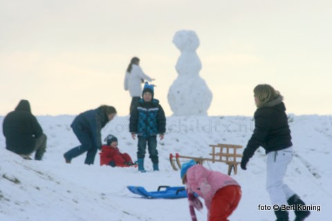 Op de tweede dag van januari 2010 genoot de dorpsjeugd weer met de vorst en sneeuwval van het sneeuwpoppen bouwen en sleeÃ«n.