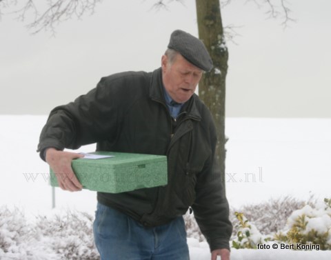 Ondanks de gladheid en sneeuw bleven de vrijwilligers hun 'klantjes' trouw bij de warme maaltijdvoorziening over Texel. Zoals hier ook de oud-visserman (TX 14) en ex CIV- bestuurder Biem Trap uit Oosterend tijdens zijn bezorging in Oudeschild. 