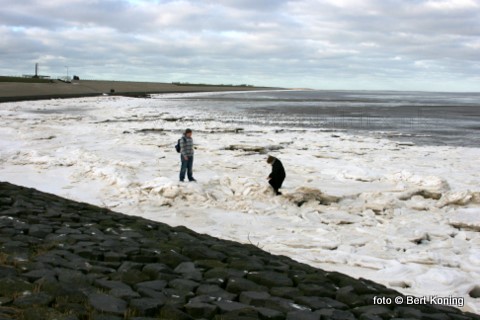Deze jeugdige Duitse toeristen vermaken zich prima op ijs bij de molen van 't Noorden. Door de oosten wind van de laatste dagen komt ook hier het drijfijs uit de Waddenzee hier massaal bij elkander. 
