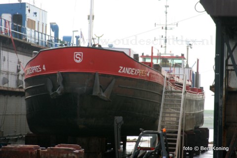 Sinds dinsdag is in het scheepsdok van Oudeschild de 67 meter lange Zandexpress 4 drooggezet voor een boegschroefreparatie. Het zandwinnings- en oliebestrijdingsschip is eigendom van Spaansen B.V. uit Amsterdam.