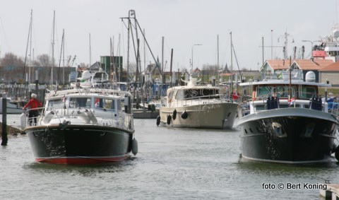 Afgelopen weekeinde bezocht een 'kleine armada' van luxe motorjachten de Waddenhaven van Oudeschild. Zo'n 25 schepen van de Koninklijke Nederlandse Motorbootclub staken met het mooie weer gezamelijk de Waddenzee over om een aantal dagen op Texel door te brengen.