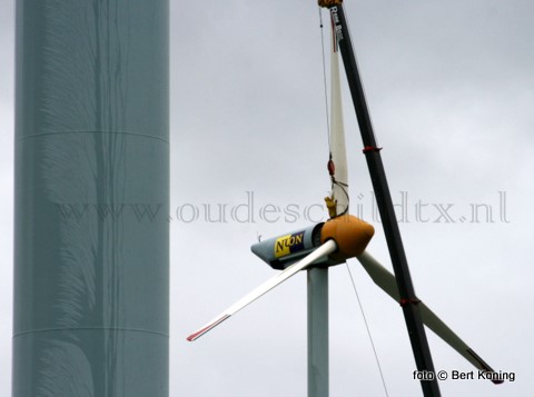 Maandagmiddag werd bij een harde noordoosten wind gestart met de sloop van de veelbesproken windmolens bij de Waddenhaven van Oudeschild.