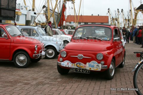 Afgelopen weekeinde toerde zo'n 35 klassieke Fiat 500 auto's uit het gehele land over Texel. Onder het motto 'terug naar Texel' bezocht men ondermeer het museum Flora en ging men zaterdag aanboord bij de TX 10 'Emmie' op Oudeschild. De oudste van de op de lange dam opgestelde Fiatjes was uit 1959. 