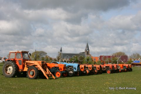 Komend Pinksterweekeinde heeft de OTMV Texel weer zij trekkertrekwedstrijden op Texel. Totaal worden er het komende weekeinde bij dit evenement aan de Pontweg nabij De Koog zo'n driehonderd oude tractoren, (vracht)auto's en brommers op het eiland verwacht. Aan de redoute bij Oudeschilld wordt hiervoor al volop promotie voor gemaakt. 
