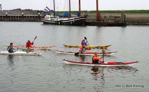 Onder ideale weersomstandigheden werd dinsdagavond weer geoefend door de kanoërs van de WSV-Texel. Na een rondje haven ging men met het rustige water ook buitengaats.  