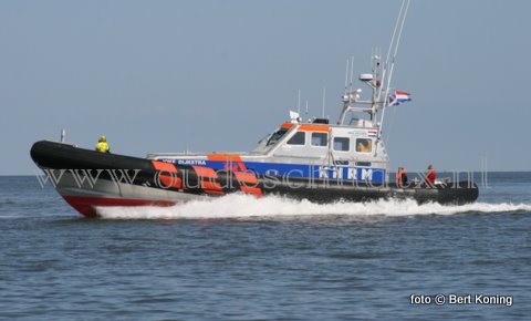 Zondagmiddagmiddag kwamen zowel de reddingboot van Den Helder als Oudeschild in actie voor een zoektoocht naar een een drietal vermiste kayakkers in het Molengat bewesten Texel. De Kayakkers waren 9 deelnemers vertrokken voor een rondje Noorderhaaks toen rond 15.30 uur voor de KNRM de melding kwam dat een drietal vermist werd. Zes deelnemers hadden ondertussen veilig het strand bereikt bij Paal 8 op Texel. Twee personen werden gevonden door de reddingboot Joke Dijkstra (foto) van station Den Helder, en zijn met onderkoelingsverschijnselen in de Helderse haven naar het Gemini-ziekenhuis. gebracht. De derde  kayakker werd al peddelend aangetroffen in de Breewijd. Behalve de Joke Dijkstra namen ook de Francine Kroesen uit Oudeschild, de RV 180 en de P 49 deel aan  de zoekactie. 