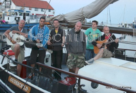 Na een optreden donderdag in Den Burg deed de nederpop-band 'Asman' vrijdagavond Oudeschild aan tijdens hun Eilandentour 2010.   