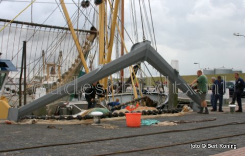 Afgelopen week werd op de WR 109 'Baukje Elisabeth' van garnalenvisser Jan Simon de Haan uit Oudeschild de Jackwing ingestoken. Deze nieuwste wing, naar een idee van Jack Betsema van de TX 38, werd vervaardigd bij Visser Texel. Vrijdag werd met succes een proef genomen op de Waddenzee met het nieuwe vistuig. 'Deze gaat niet meer vanboord af' was de eerste reactie bij terugkeer in de haven van Oudeschild. 