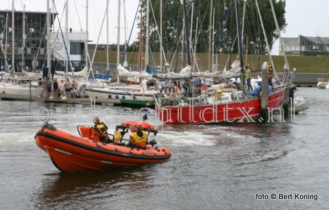 Een ongebruikelijke hulpverlening dinsdagavond voor de reddingboot 'Francine Kroesen' in de Waddenhaven op Texel. Het stalen tweemaster zeiljacht 'Equinoxe' uit Amsterdam had de pech om bij afgaand tij vast te raken nabij de scheepshelling. Ondanks sleeppogingen van zowel de rubberboot van de Waddenhaven en de KNRM lukte het s 'middags niet om hem vlot te krijgen. Zelfs hulp van andere watersporters, d.m.v. een sleeptros aan de mast, mochten niet baten. Pas rond middernacht lukte het de 'Francine Kroesen'  om de 'Equinoxe' onder grote publieke belangstelling bij voldoende water weer vlot te krijgen.    