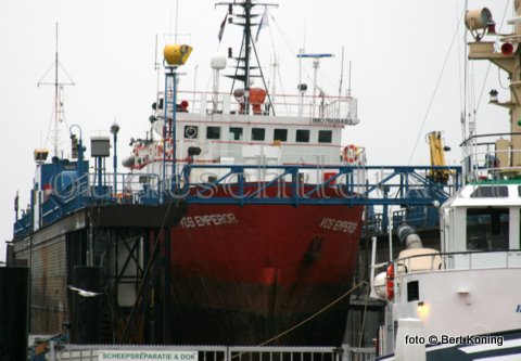 Deze week werd het standbyvaartuig 'Vos Emperor' gedokt bij Visser op Texel. Het ruim 39 meter lange offshoreschip van Vroon Offshore Service onder Liberiaanse vlag kwam naar Oudeschild voor een boegschroefreparatie.
