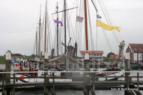 Zaterdagmorgen meerde in de haven van Oudeschild de charterschepen 'Victoria-S, ''Spesmea', 'Frans Horius', 'Wilhemina' en de 'Kimsalverd' af in de haven van Oudeschild. Het bonte gezelschap artiesten gaf zaterdagmiddag een optreden in het centrum van Den Burg. Na Texel zullen ook de andere Waddeneilanden bezocht worden.       
